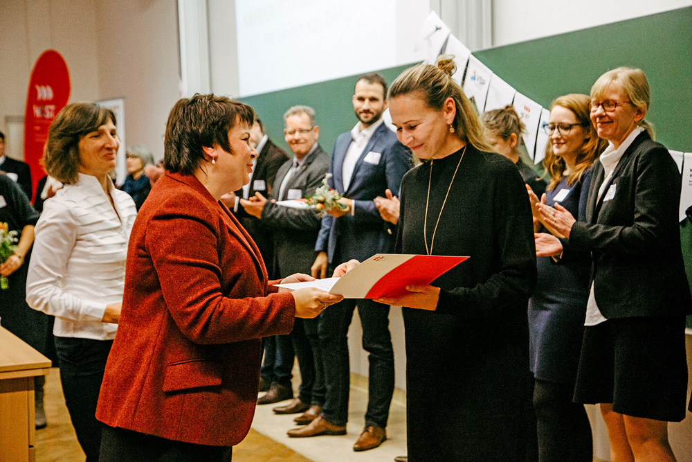 Ministerin Stefanie Drese überreicht Zuwendungsbescheide des KarriereStartMentoring-Programm