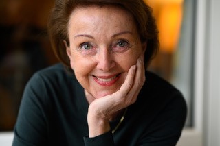 Dr. Eva Umlauf Portrai-Foto - lächelt in die Kamera