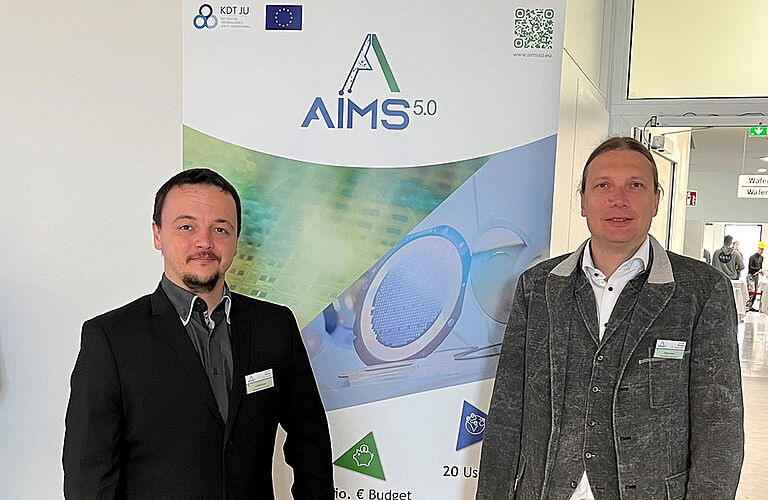 Arnold Lange und Prof. Mark Vehse vor einem Werbeaufsteller des Aims-Projektes