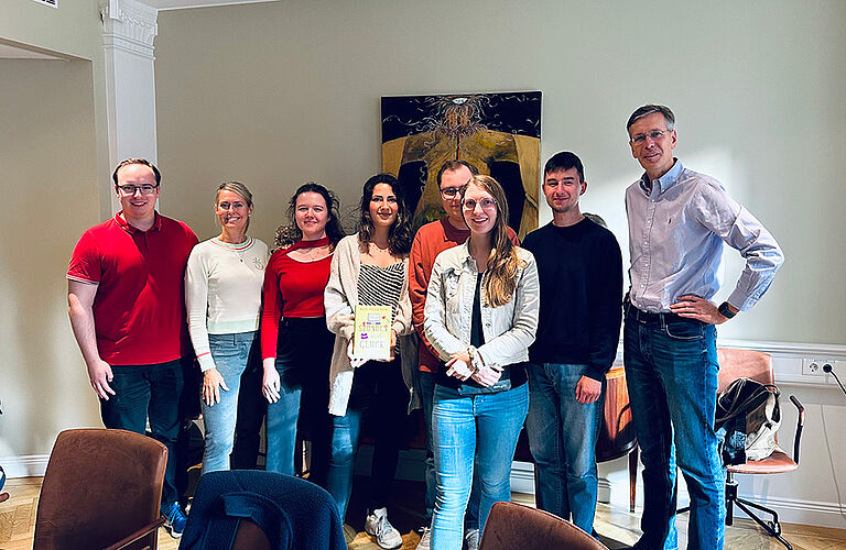 Gruppenbild mit 6 Studierenden und Prof. Björn Jacobson