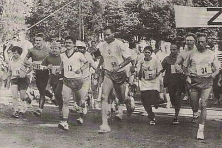 Schwarz-Weiß-Foto eines Zeitungsausschnittes, auf dem eine Gruppe Jogger zu sehen sind, die an einem Startpunkt loslaufen