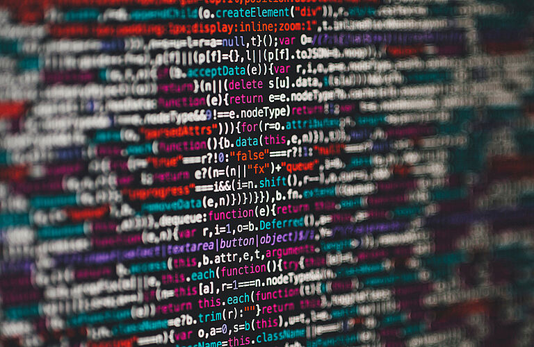 Nahaufnahme eines Bildschirmes auf dem Quellcode zu sehen ist