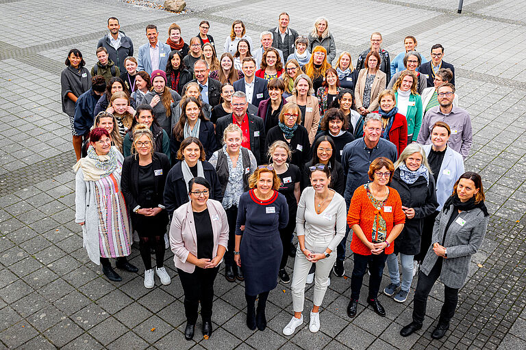 Eine Gruppe von Menschen, draußen von schräg oben fotografiert - überwiegend Frauen