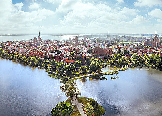 Panorama Luftaufnahme der Hansestadt Stralsund bei strahlenden Sonnenschein