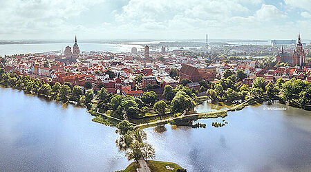 Panorama Luftaufnahme der Hansestadt Stralsund bei strahlenden Sonnenschein