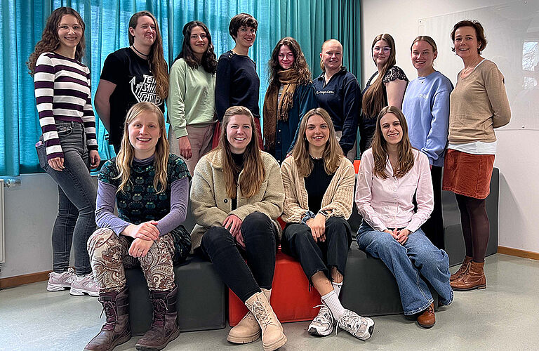 Gruppenfoto von 14 Studentinnen des Karriere Start Mentoring Programms mit Frau Tanja Sonntag