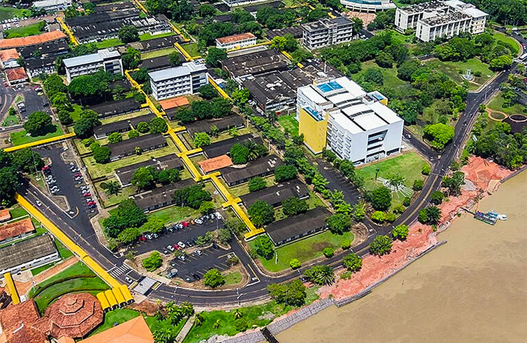 Luftaufnahme des Campus mit Straßen und Parkplätzen der UFPA (Belem, Brasilien) am Flußufer