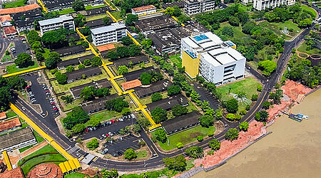 Luftaufnahme des Campus mit Straßen und Parkplätzen der UFPA (Belem, Brasilien) am Flußufer