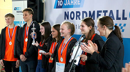 Gruppenfoto des des 1. Platzes (Schulzentrum am Sund) des "Formel 1 in der Schule"-Wettbewerbs in Wismar