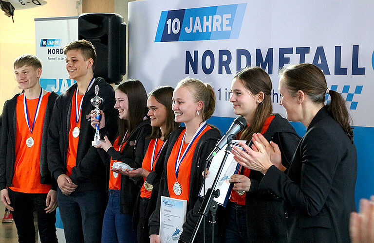 Gruppenfoto des des 1. Platzes (Schulzentrum am Sund) des "Formel 1 in der Schule"-Wettbewerbs in Wismar