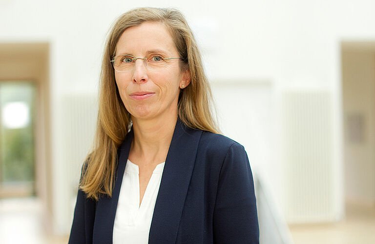 Portraitaufnahme von Silke Krumrey in einem dunkelblauen Blaiser.