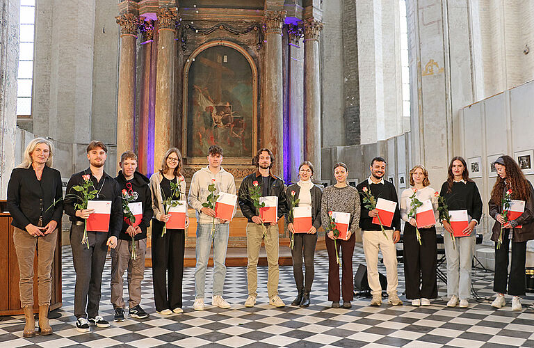 Professor Dr. Claudia Danker mit 12 männlichen und weiblichen Studierenden bei der Immatrikulationsfeier 2023 in der St. Jakobi Kirche Stralsund