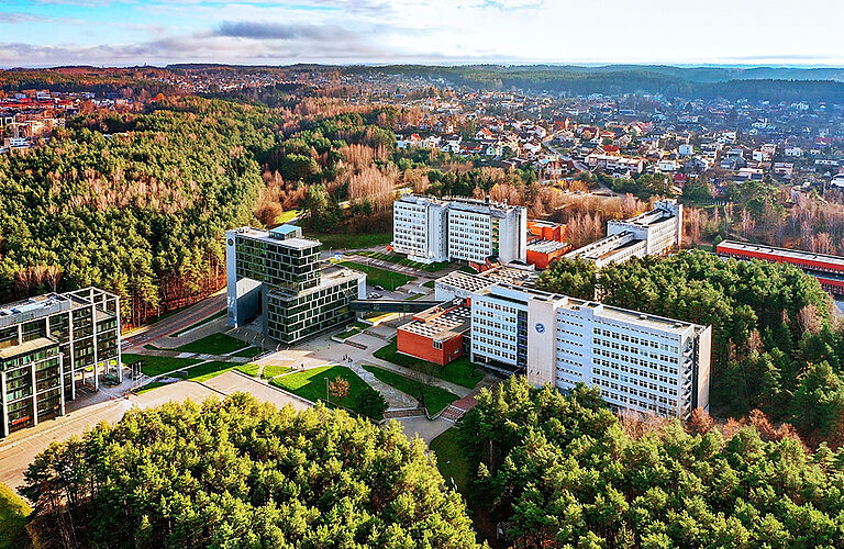 Luftaufnahme des Campus der Vilnius Tech und Bäumen im Sommer