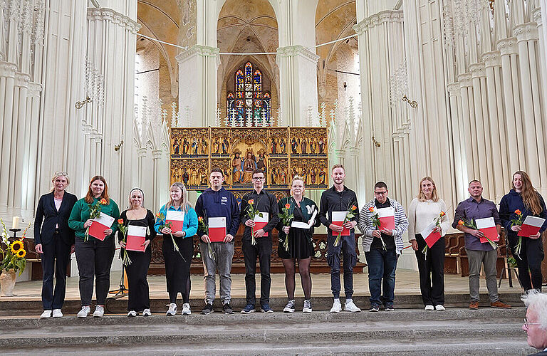 neue Studierende der Wirtschaftsfakultät mit Prof. Claudia Danker bei der Immatrikulationsfeier in der St. Marien Kirche