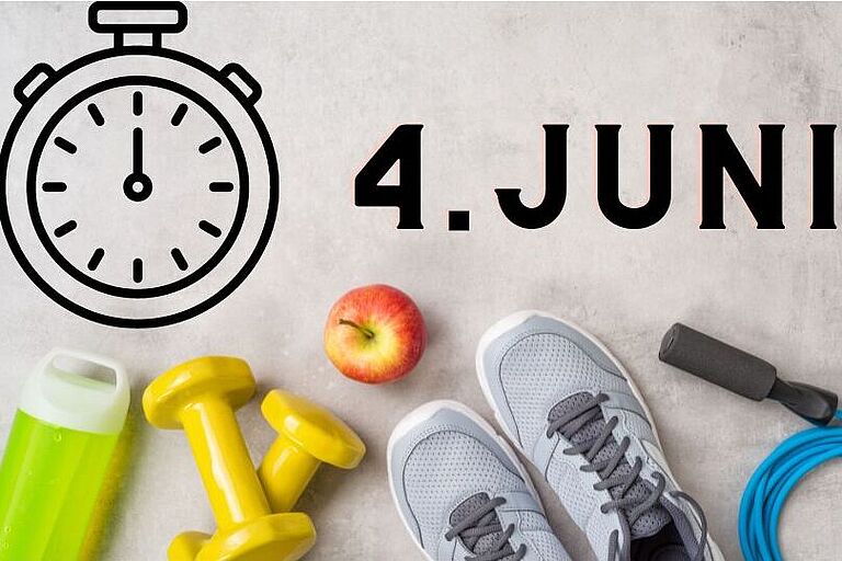ein Foto mit einer Trinkflasche, hanteln, einem Apfel, Laufschuhen und einem Springseil, darauf eine Stoppuhr und das Datum 4. Juni