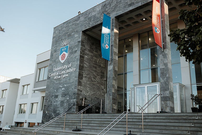 Der Eingangsbereich eines geradlinigen institutionellen Gebäudes, der Universität