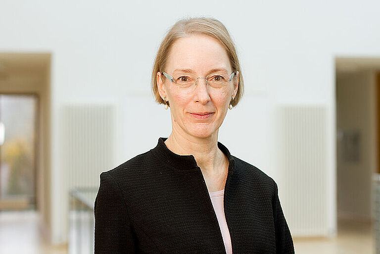 Prof. Katja Matthias in Blaiser auf Flur