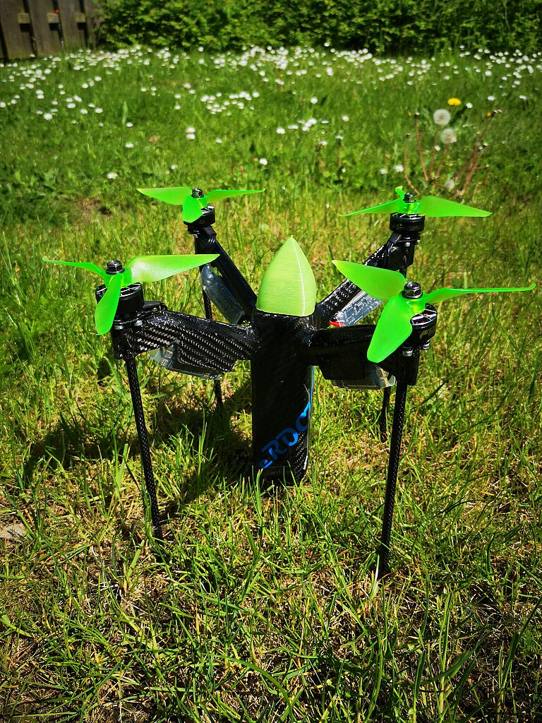 Das Foto einer Drohne auf Rasen.