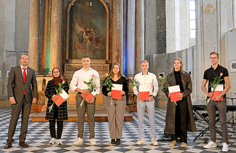 Professor Dr. Mark Vehse mit 6 männlichen und weiblichen Studierenden bei der Immatrikulationsfeier 2023 in der St. Jakobi Kirche Stralsund