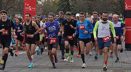 Läufer*innen beim Massenstart zum Hochschullauf auf dem Campus der HOST