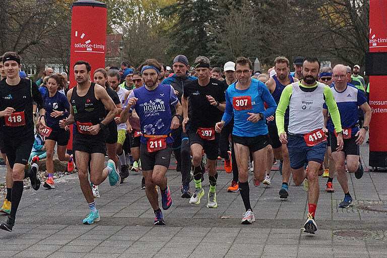 Läufer*innen beim Massenstart zum Hochschullauf auf dem Campus der HOST