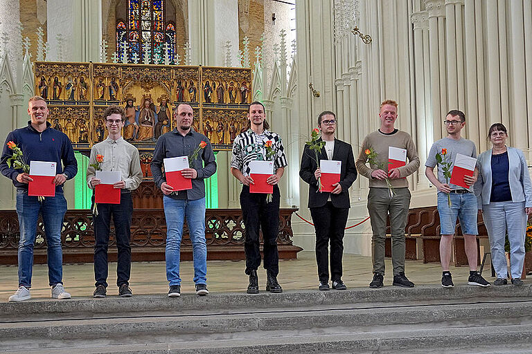 neue Studierende der Fakultät für Elektrotechnik und INformatik mit Prof. Birgit Steffenhagen bei der Immatrikulationsfeier in der St. Marien Kirche