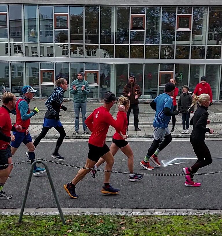 Läuferinnen und Läufer von der Seite fotografiert