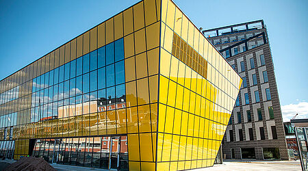 gelb-verglaste Fassade eines Gebäudes der Linnaeus University