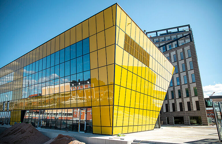 gelb-verglaste Fassade eines Gebäudes der Linnaeus University