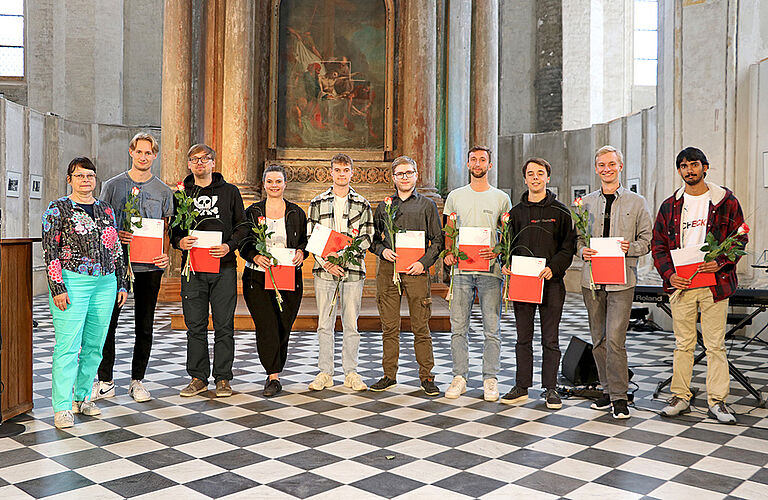 Professor Dr. Birgit Steffenhagen mit 9 männlichen Studierenden bei der Immatrikulationsfeier 2023 in der St. Jakobi Kirche Stralsund