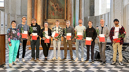 Professor Dr. Birgit Steffenhagen mit 9 männlichen Studierenden bei der Immatrikulationsfeier 2023 in der St. Jakobi Kirche Stralsund