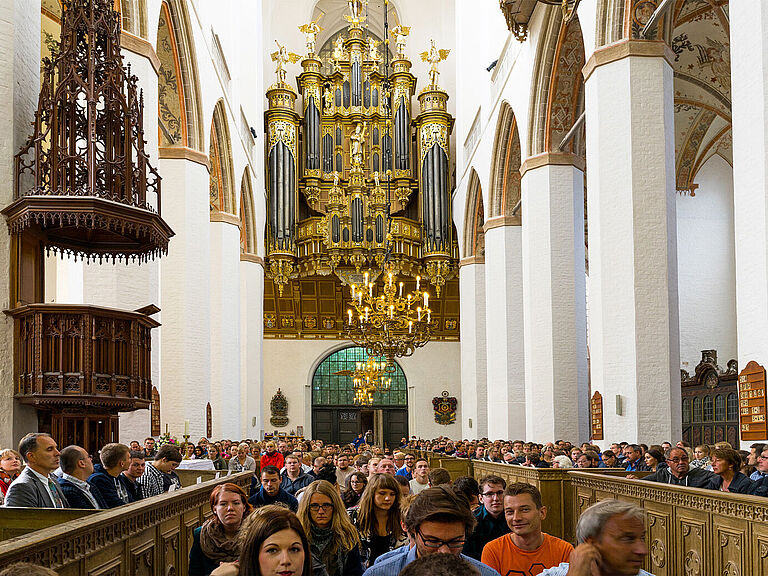 Innenaufnmahme der St. Marienkirche in Stralsund zur Immatrikulationsfeier der Hochschule 2015