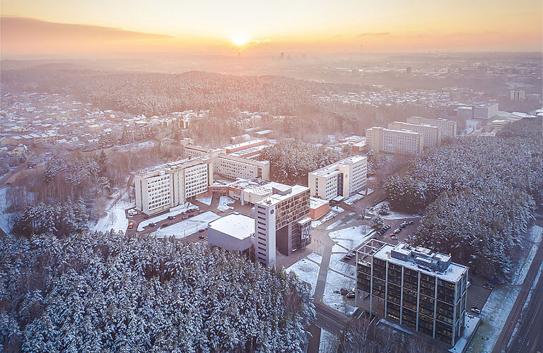 Luftaufnahme des Campus der Vilnius Tech im Winter bei Sonnenuntergang