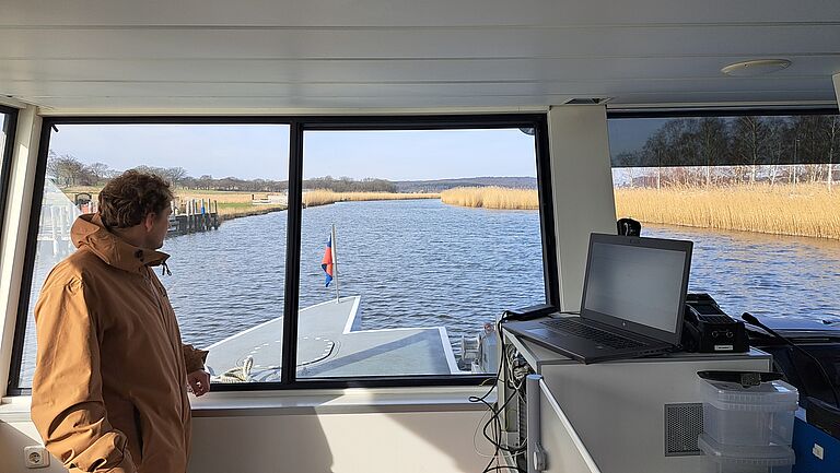 Blick von der Schiffsbrücke aufs Wasser