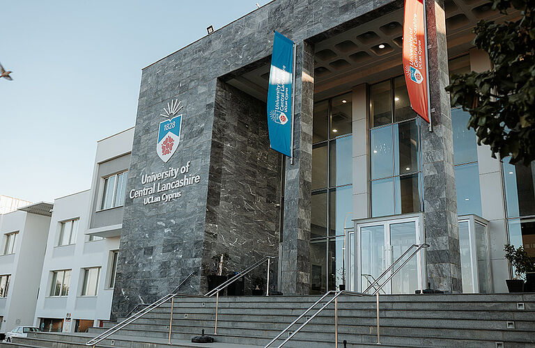 Hauptgebäude mit grauer Steinfassade der University of Central Lancashire Cyprus