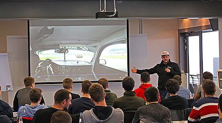 Motorsport-Studierende beim Fachvortrag zur Steuerung von Rennwagen am Nürnburgring