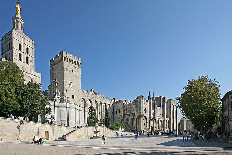 Außenaufnahme ohne Menschen des hostorischen Papstpalast in Avignon