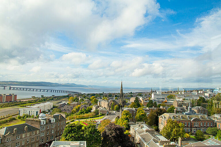 Luftaufnahem über Dundee (schottland) im Sommer