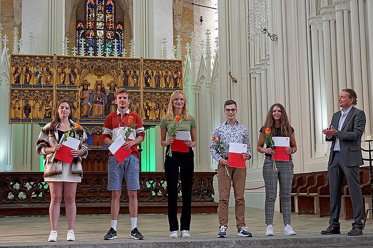 neue Studierende der Fakultät für Maschinenbau mit Prof. Mark Vehse bei der Immatrikulationsfeier in der St. Marien Kirche