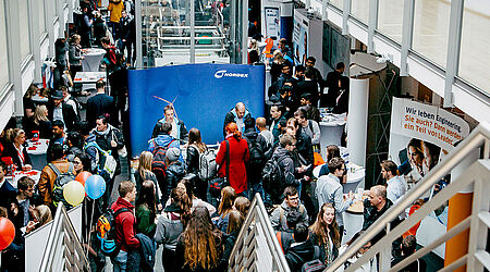 Aufnahme von Messeständen und Studierenden bei der SUPA-Messe im Maschienenbaugebäude der HOST