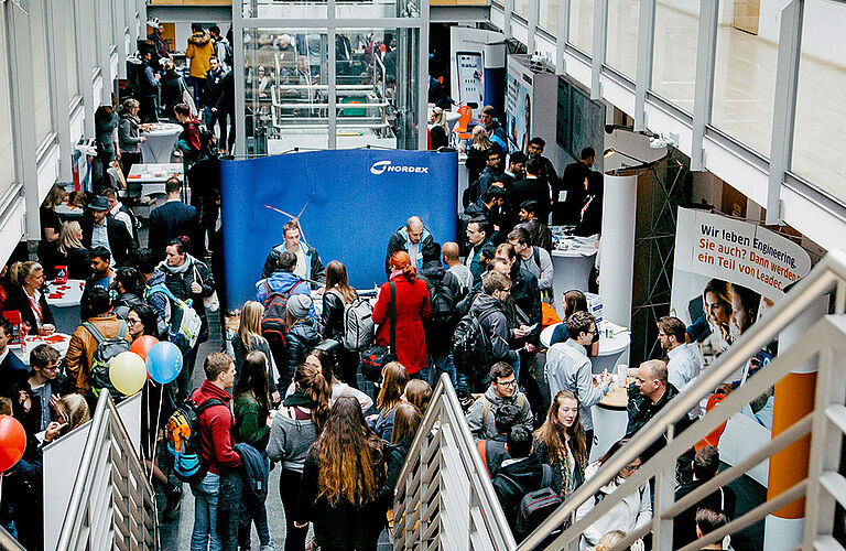 Aufnahme von Messeständen und Studierenden bei der SUPA-Messe im Maschienenbaugebäude der HOST