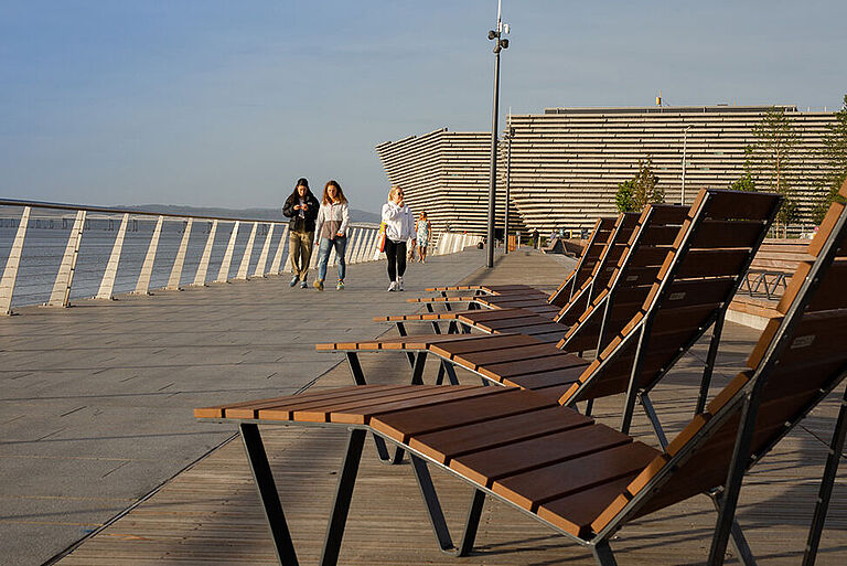 Promenate in Dundee (Schottland) mit Deisign-Museum im Hintergrund