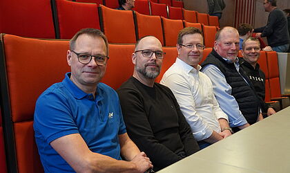 Fünf Männer sitzen in einem Hörsaal: Stefan Vollhand (v.l.), Heiko Schröder, Ronald Siedel, Birger Hinte und Rayk Henkelmann