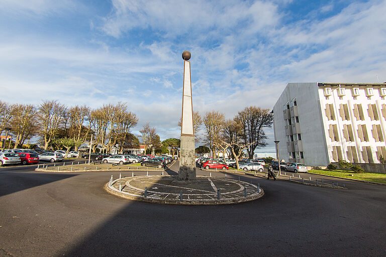 Blick auf einen Parkplatz mit hoher Sohle