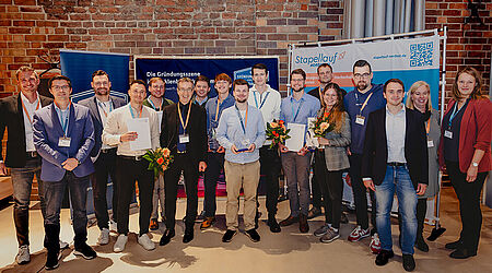 Gruppenfoto der Sieger, Sponsor und Juror aus dem Businessplanwettbewerb "SEGEL SETZEN!".