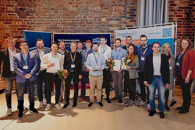 Gruppenfoto der Sieger, Sponsor und Juror aus dem Businessplanwettbewerb "SEGEL SETZEN!".