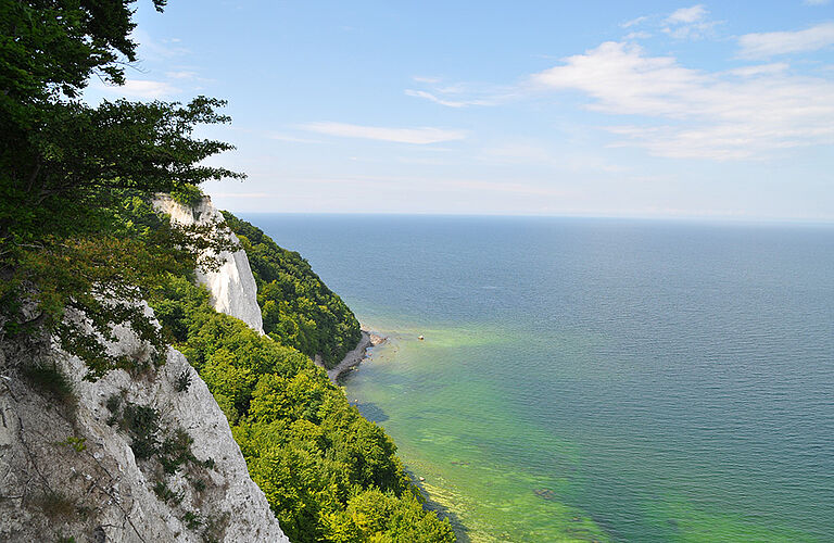 Klippen der Kreideküste Rügens mit Kreidefelsen und Wasser