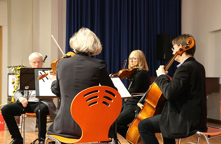 Das Streichquartett Vorpommern auf der Bühne bei der HOST-Absolventenfeier 2023.