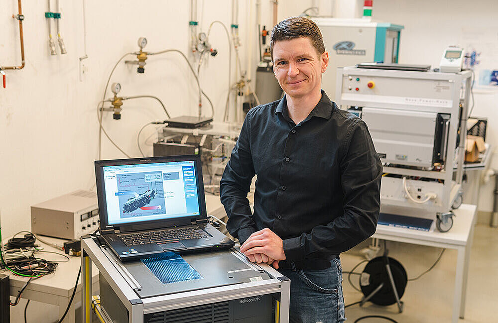 Labor-Ingenieur Martin Hayduk in seinem Energie-Labor am Laptop