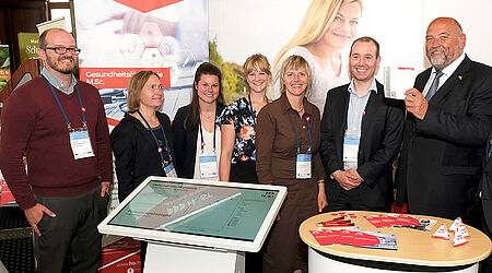 Gruppenfoto von Wirtschafts-Professoren und Mitarbeitern der HOST am Messestand